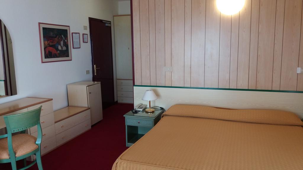 Hotel Majestic Lido di Jesolo Esterno foto